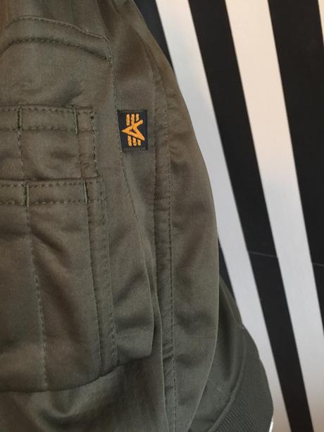 Alpha industries bombera s azurovo modrym zipsom, xs