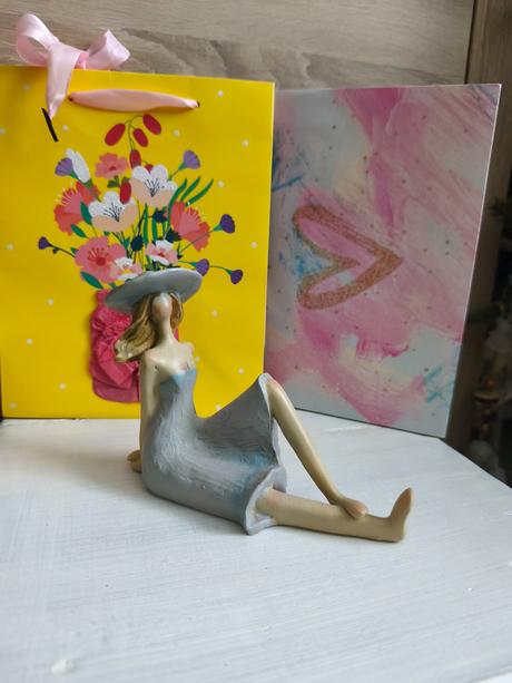 Dekorácia sediaca dáma, 