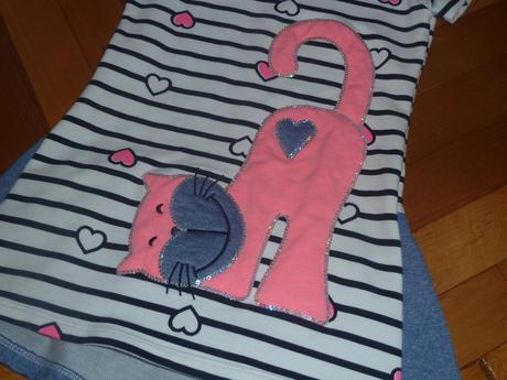 Šaty s mačičkou, 98