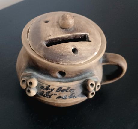 Stará pokladnička s nápisom, 