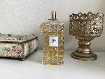 Creed white flowers,