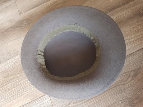 Klobuk tmavosedy, 54