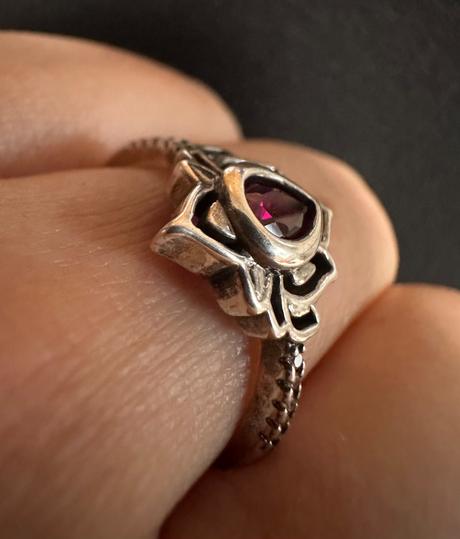 Strieborný prsteň lotos s kamienkom, 