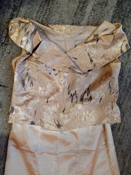 Béžový kostým, 46