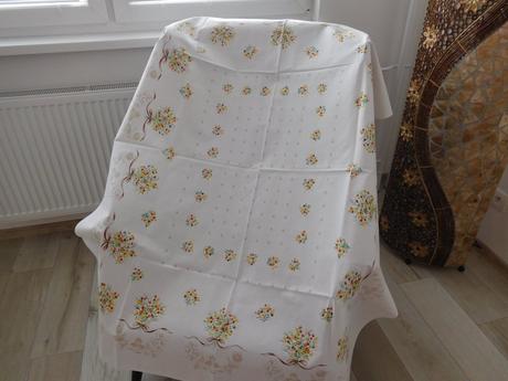 Biely bavlnený obrus  zvazok kvetov,, 