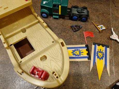 Loďka a auto - torzo,