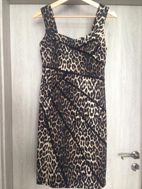 Predam spolocenske saty od navrha julien macdonald, 36