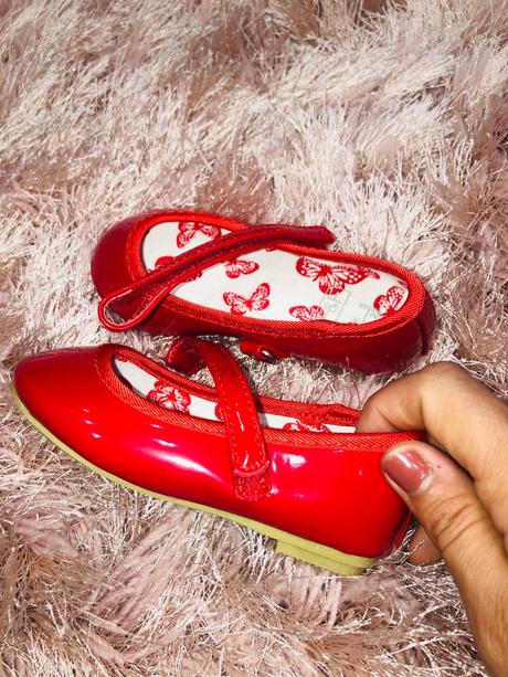 Červene sandálky, 22