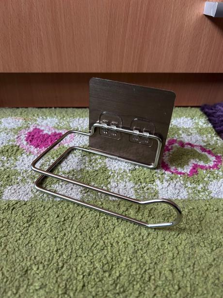 Samolepiaci držiak na toaletný papier,