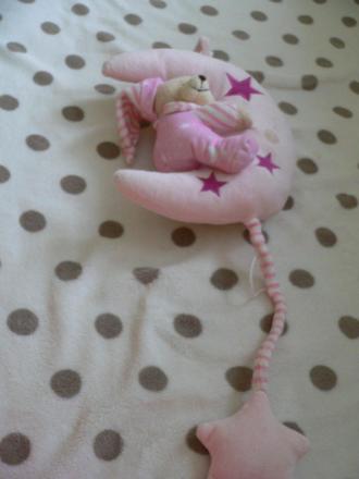 Hraci mesiacik na postielku, 