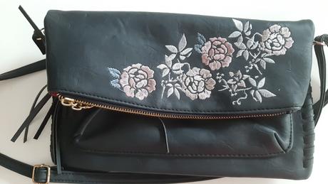 Nova kabelka s výšivkou, apple