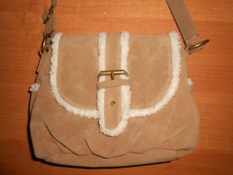 Menšia kabelka s kožušinkou,