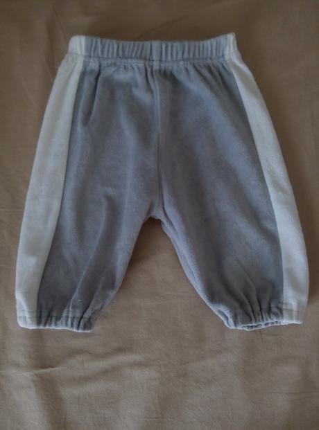 Sivé plyšové tepláčiky, 62