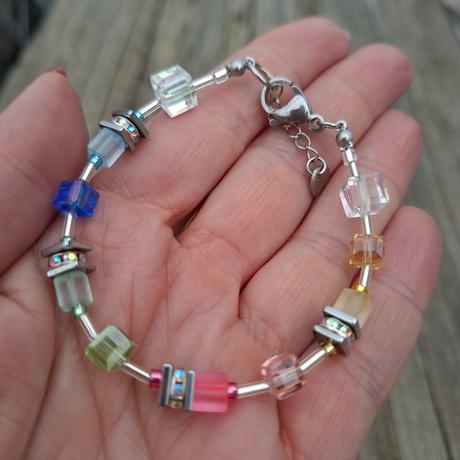Náramok dúhové ráno-náramok zo sklenených kociek, 