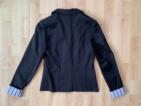 Čierne lesklé sako s pruhovanou podšívkou, 36