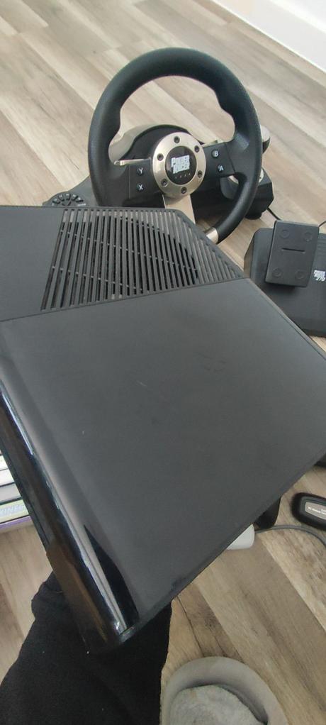 Xbox 360 + príslušenstvo,