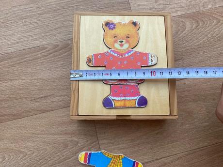 Drevená vkladačka macko - obliekanie,