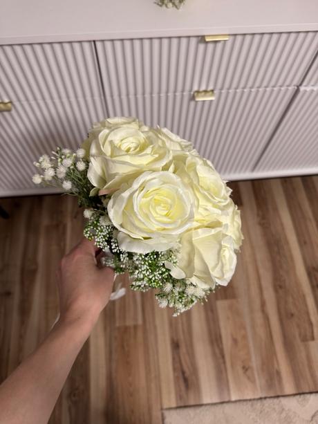 Predam krasnu umelu kyticu aj s pierkom, 