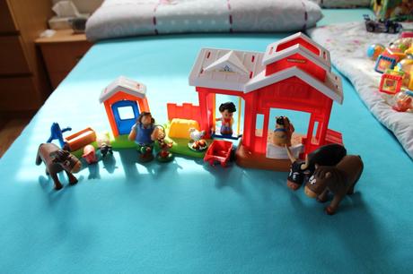 Fisher price little people stajňa + iné zvieratká, 