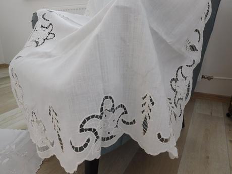 Obrus ručne vyšívaný biely,