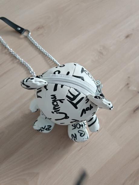 Uzasna crossbody kabelka, 