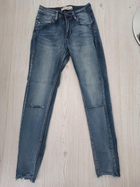 Rifle na kolenách diery, xs