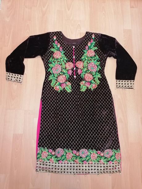 Nádherné vyšívané šaty, m