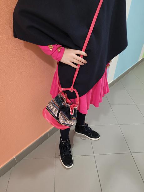 Tmavomodré pončo, piazza italia,146