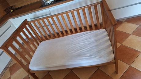 Detská postieľka z masívneho dreva, zachovalá, šírka (cm): 70,dĺžka (cm): 140