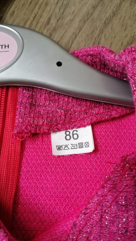 Ružové slávnostné šatky, 86