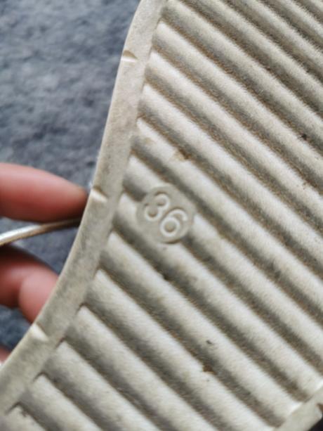 Sandale, clara barson,36