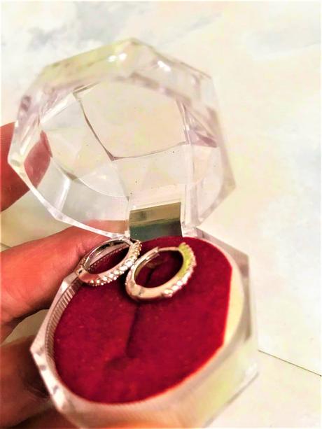 Zlaté náušnice so zirkónmi,