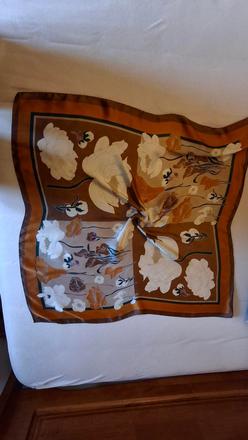 Oranžová šatka, 68