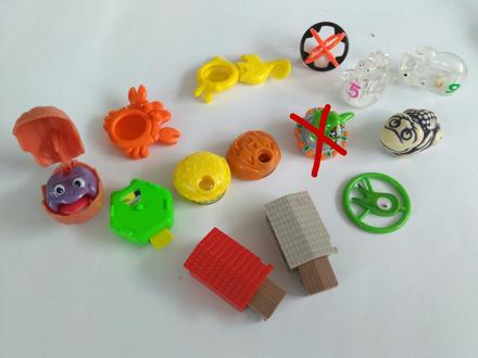 Mix vecí z kinder vajíčok,