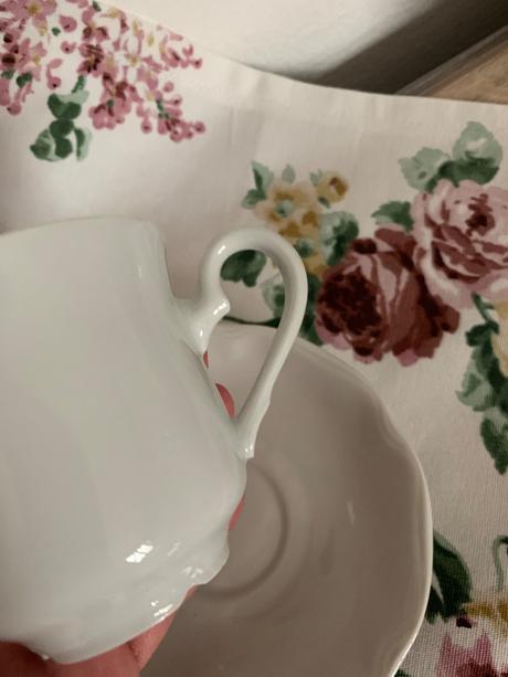 Porcelánová šálka s podšálkou, 