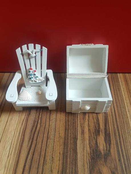 Drevena stolicka a truhlica, 