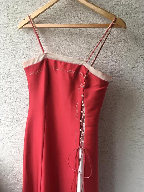 Dlhé ružové šaty, 38