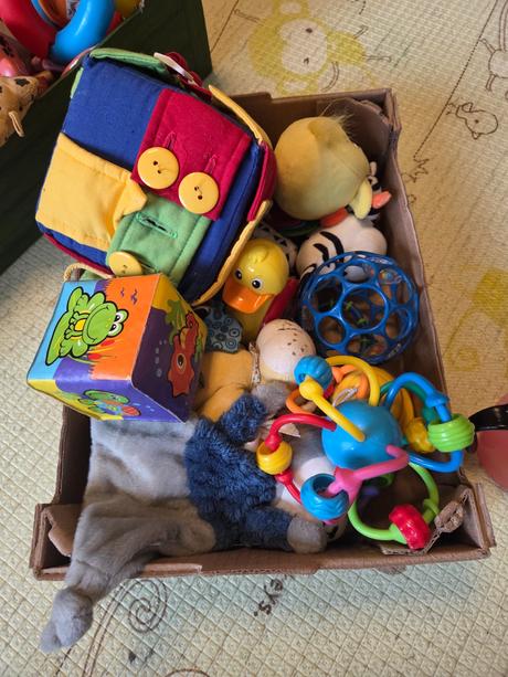 Plyšáku i krabica hračiek, 