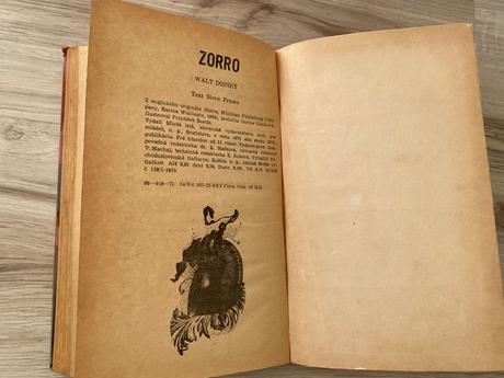 Krásna stará retro kniha walt disney zorro 1971, 
