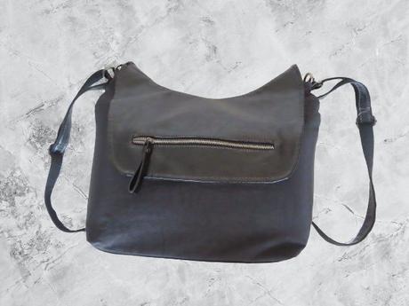 Čierny kabelkový ruksak,