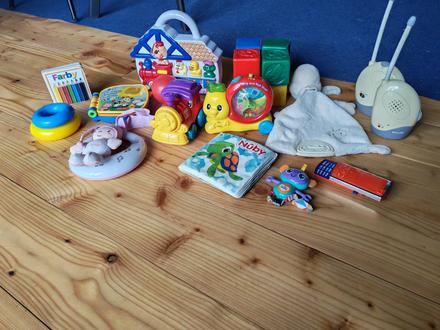 Darujem hračky a odposluch,