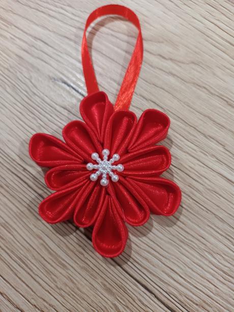 Červené a biele hviezdy na stromček,