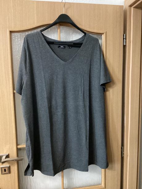 Tričko s výstrihom do v, na bokoch rozparky, bonprix,56