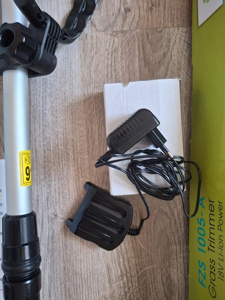 Aku záhradná kosačka strunová fieldmann fzs 1005-a,