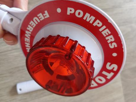 Terčík stop a go cez cestu svieti,