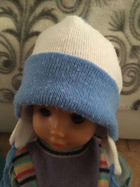 Bielo-modrá čiapočka s brmbolčekom a šnurkami, 68