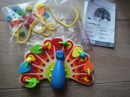 Drevená navliekačka páv,