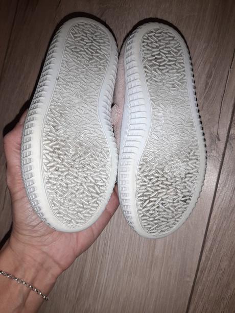 Papučky jednorožec, 27