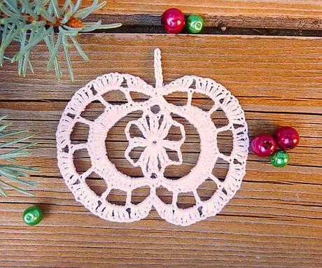 Háčkovaná ozdoba na stromček- jabĺčko,