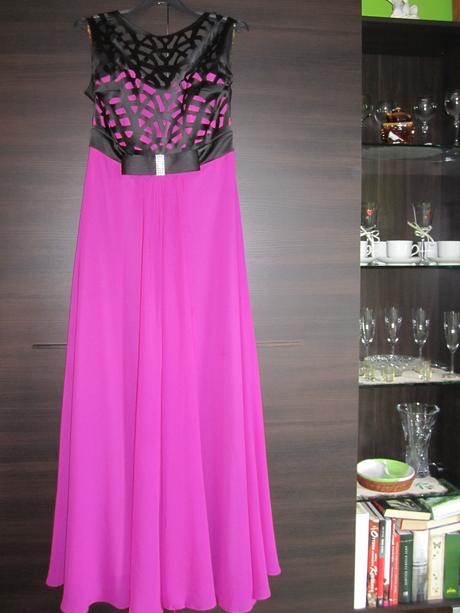 Nezvyčajné spoločenské šaty, 42